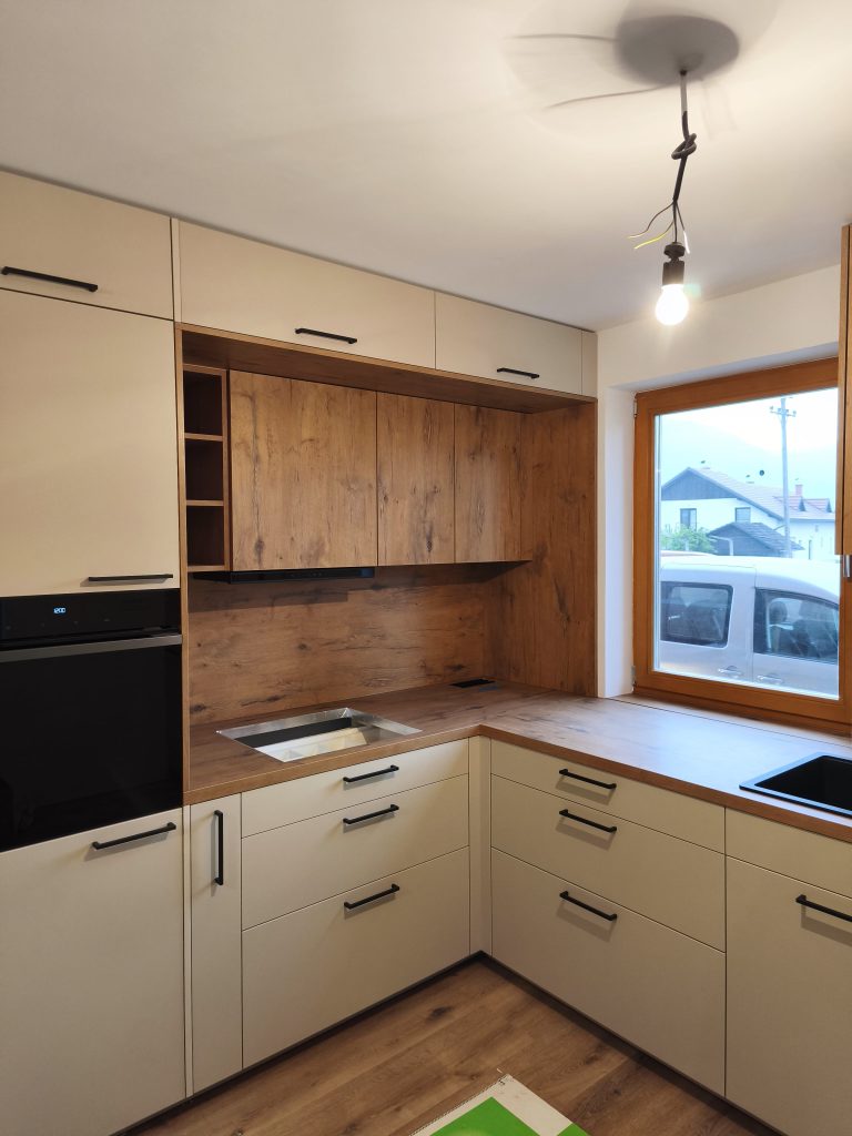 montaža v vojniku, amica, l-oblika, jasmin, burgusa